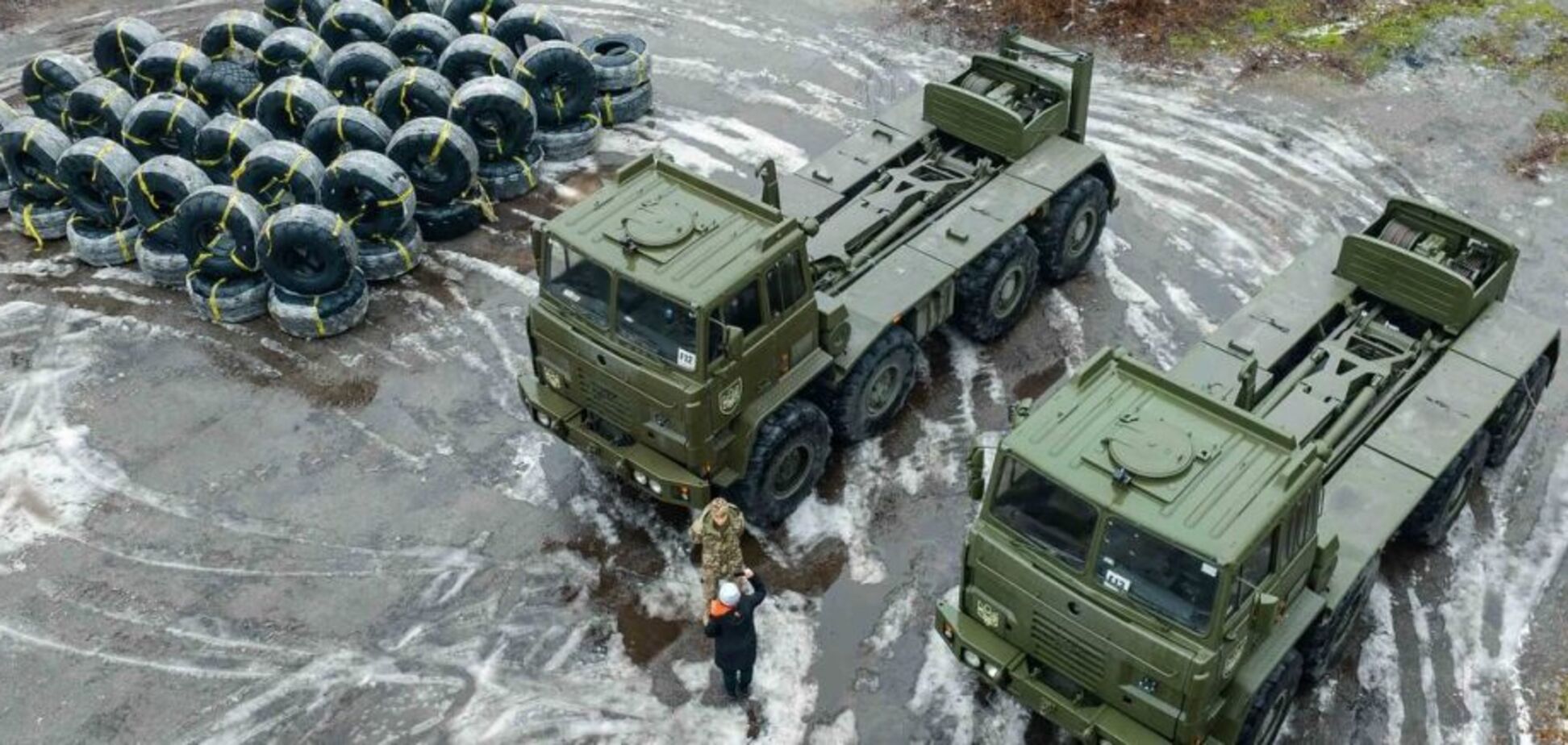 Переоборудовали, чтобы вытаскивать танки и САУ: Порошенко привез логистам ДШВ машины по спецзаказу