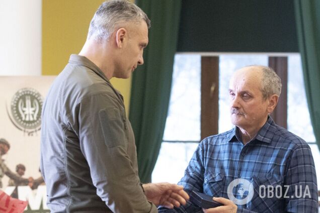 Их имена навсегда останутся в истории Украины: Кличко в День Соборности вручил награды родным погибших киевлян-героев