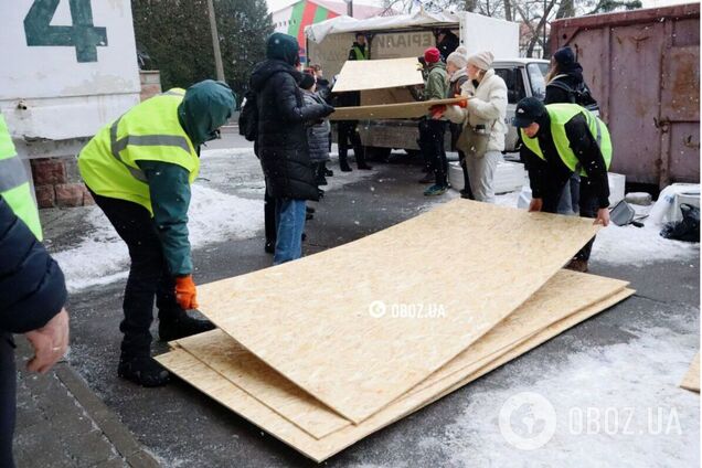 Убирать пришли взрослые и дети