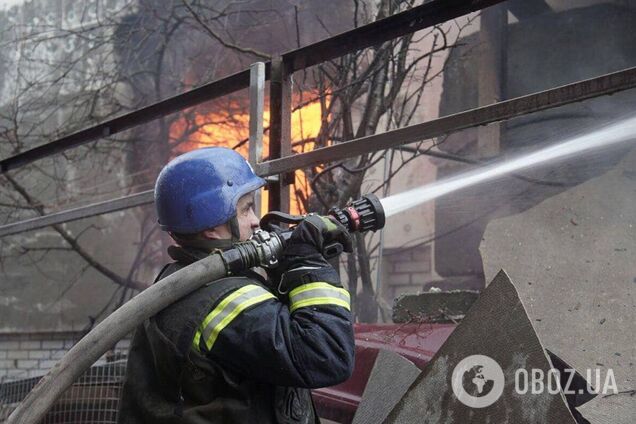 Екстрені служби продовжують працювати на місцях падіння уламків