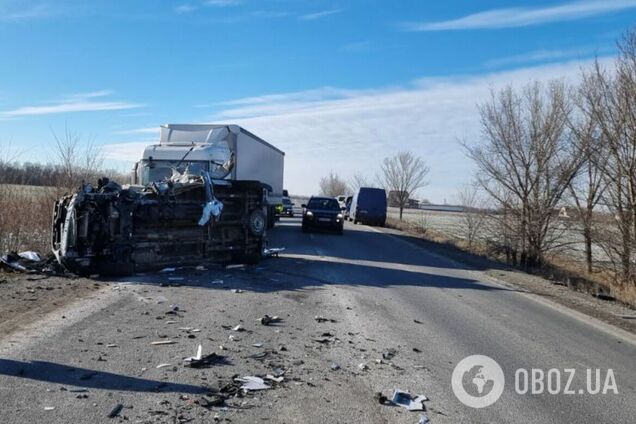 На Днепропетровщине не разминулись машина скорой и грузовик: погиб военный, травмированы люди. Фото