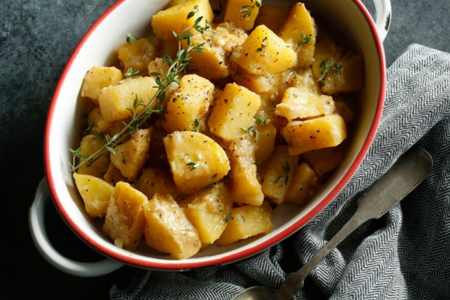 Вкусный тушеный картофель с мясом: приготовьте бюджетное и сытное блюдо на обед