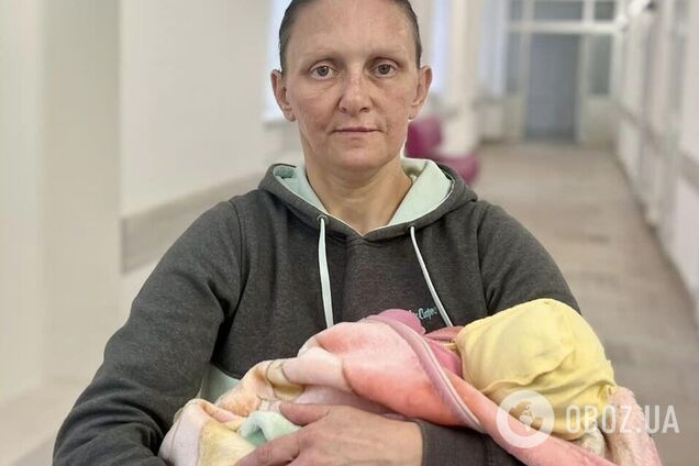 Найстаршому сину 17 років, найменшому – кілька днів: у Львові 40-річна жінка народила 11 дитину. Фото