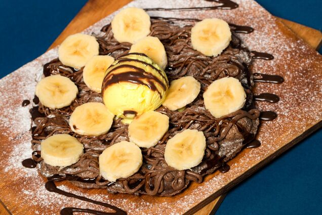 Шоколадный десерт с бананом и арахисовой пастой: то, что нужно для хорошего настроения