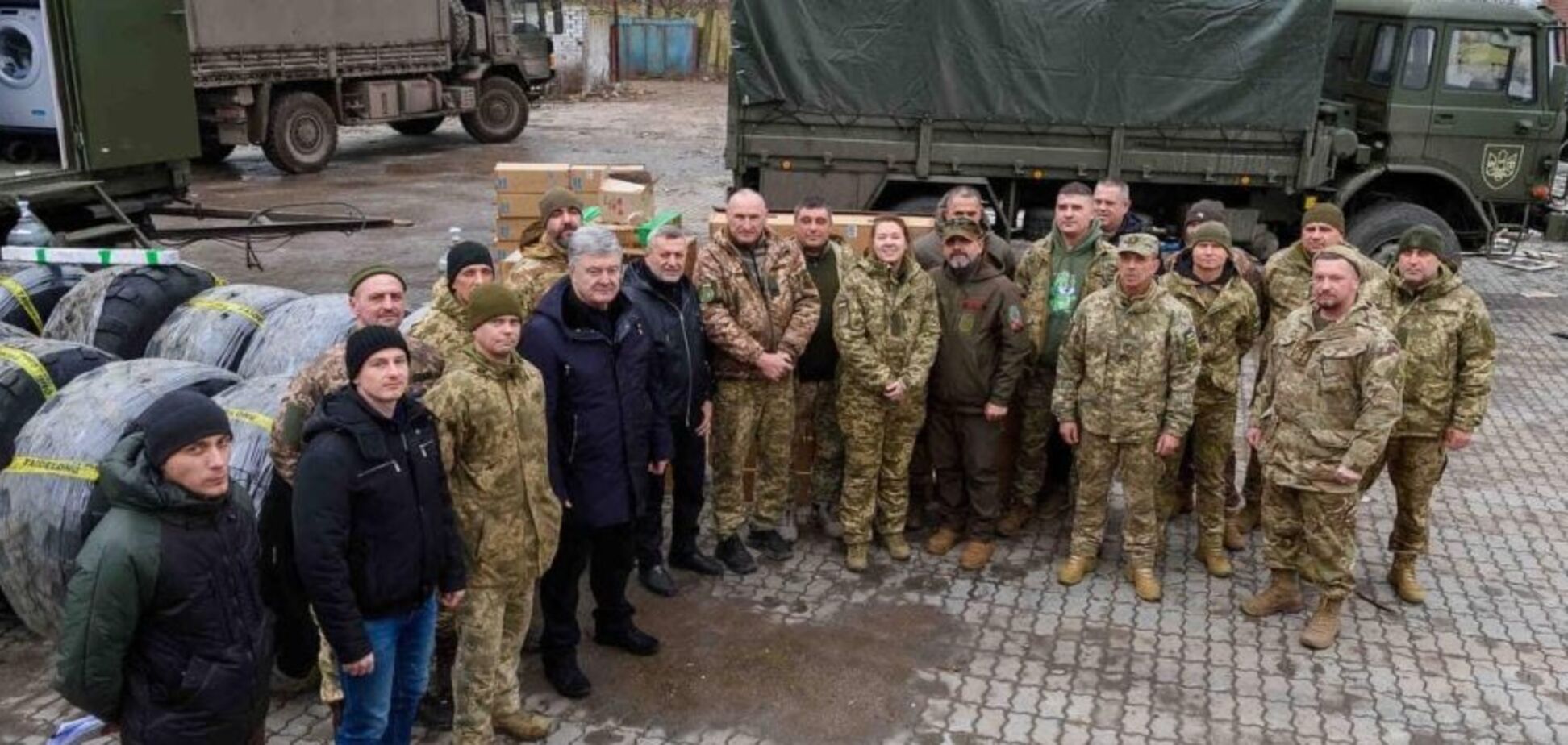 Порошенко привіз техніку бригадам, які воюють на південному гарячому фронті