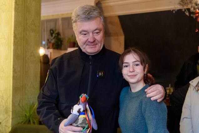 С шести лет помогает армии: Порошенко рассказал о юной волонтерке 'Мышке' из Николаева