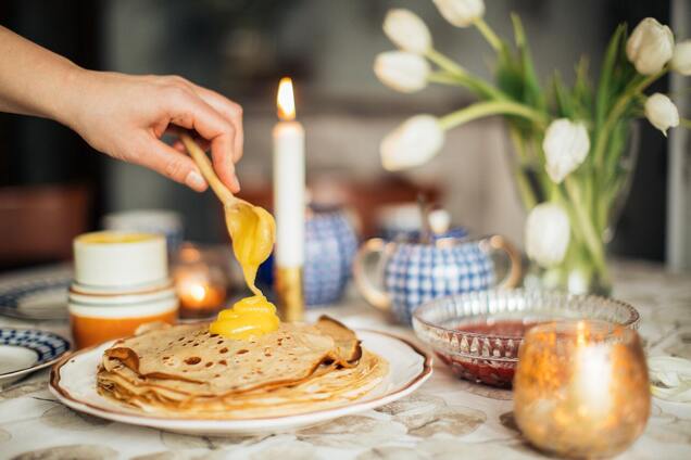 С какими начинками приготовить вкусные блины: топ-12 идей на Масленицу 2024