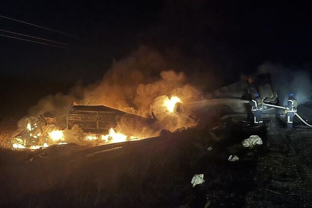 Окупанти вдарили по Херсонщині, є приліт в агропідприємство: спалахнула пожежа. Фото