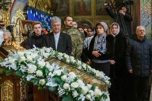 Порошенко: мы молимся за победу, возвращение украинцев домой и восстановление нашего государства