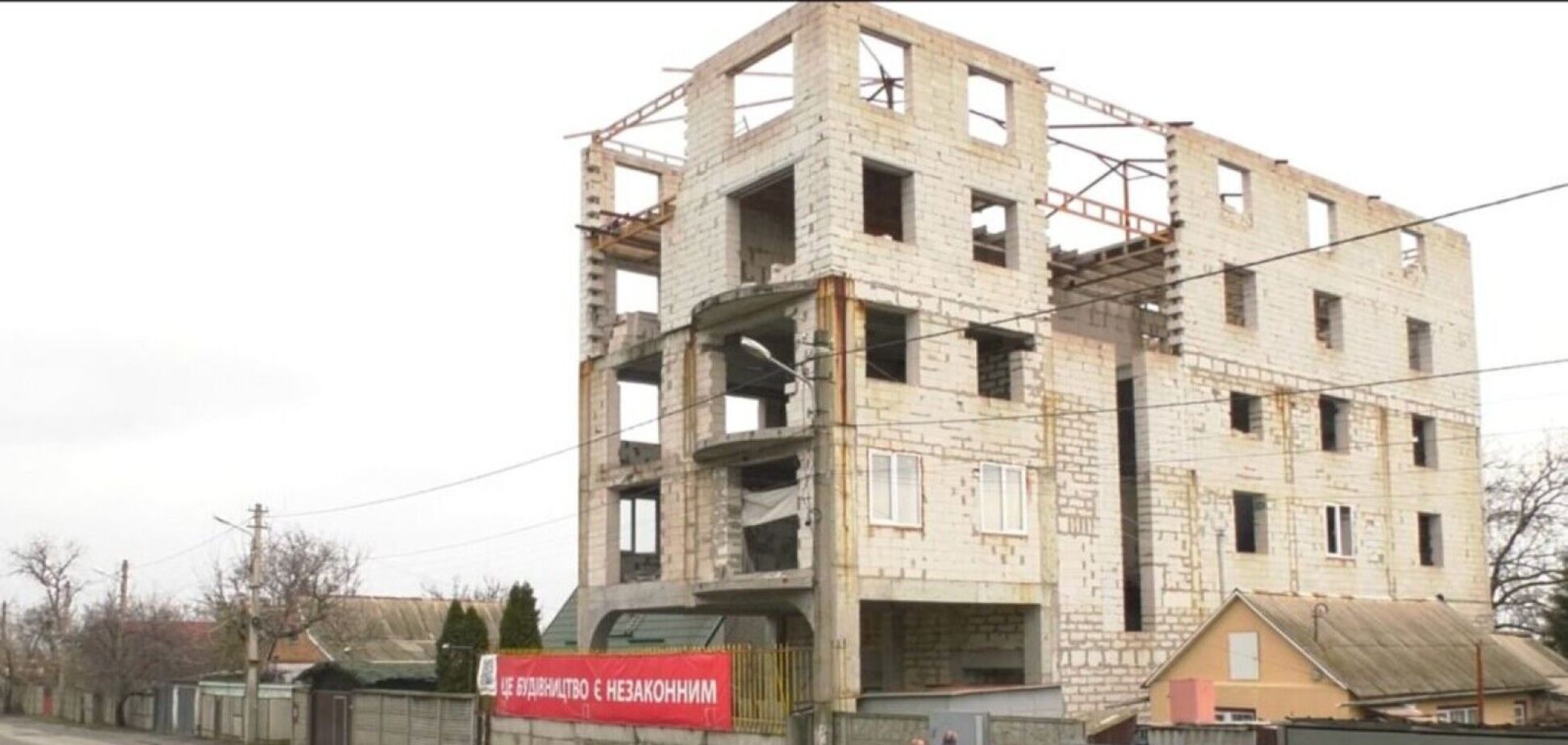 Здание рушится людям на головы: в Днепре очередную недостройку братьев Каснеров выдают за 'укрытие'. Фото