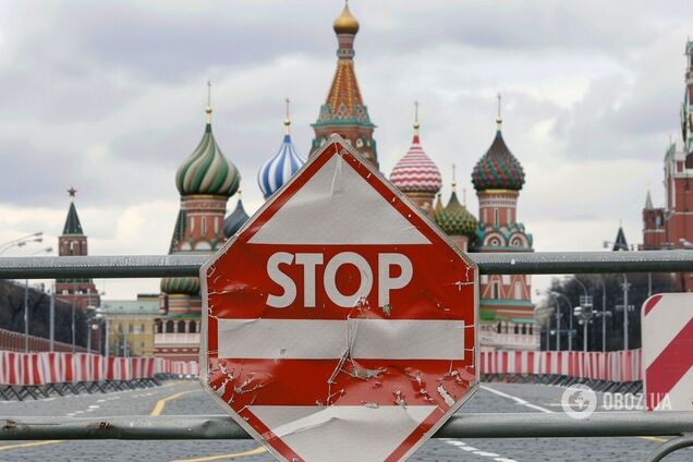 Ілюстрація. Знак Стоп перед Кремлем як символ санкцій проти РФ