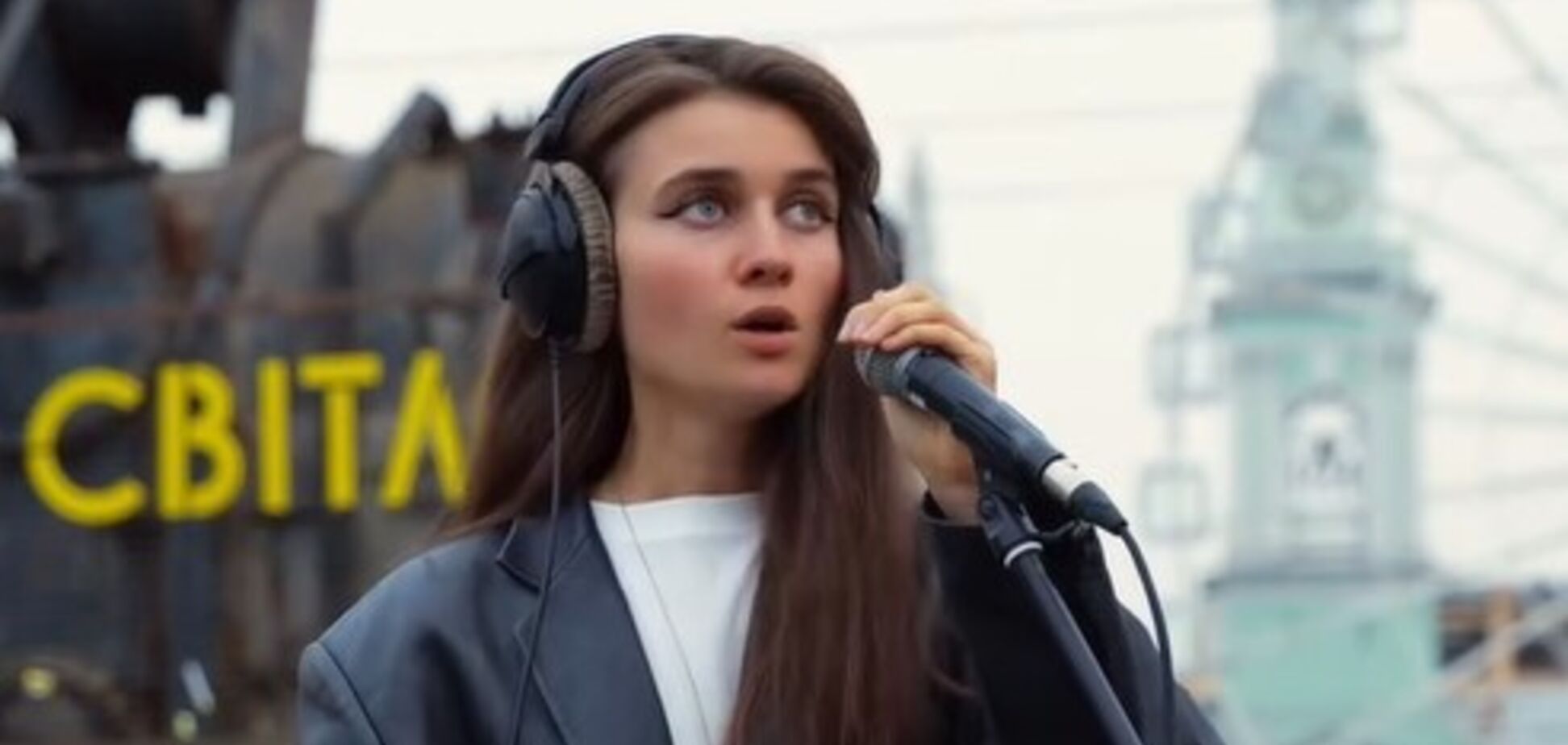 "Убить свободу им не удастся": Jerry Heil спела в центре Киева возле электротрансформатора, уничтоженного россиянами