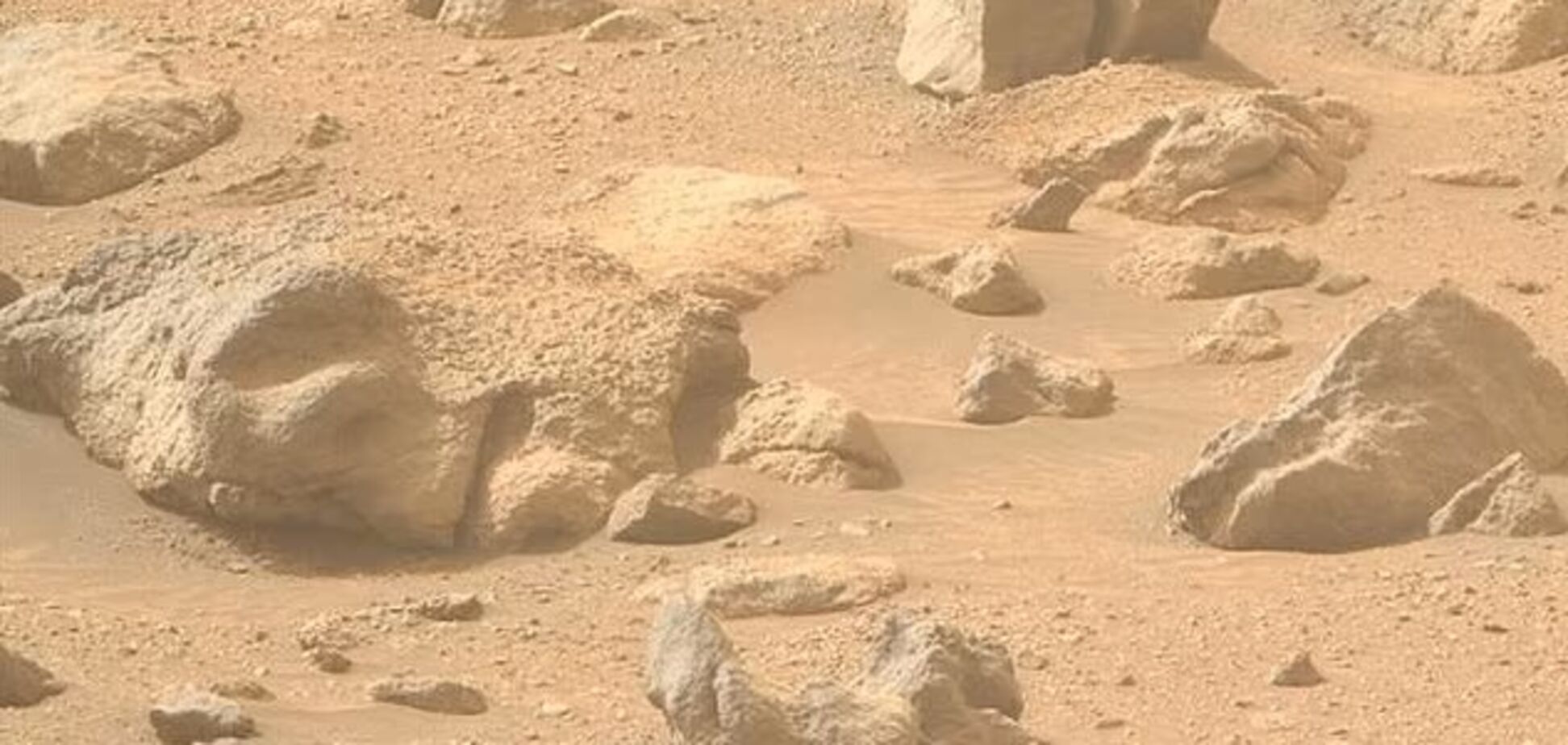 На Марсе нашли камень с 'лицом человека'. Фото