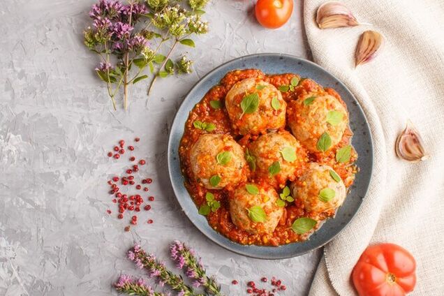 Сочные и вкусные рыбные котлеты в томатном соусе: рецепт полезного блюда 
