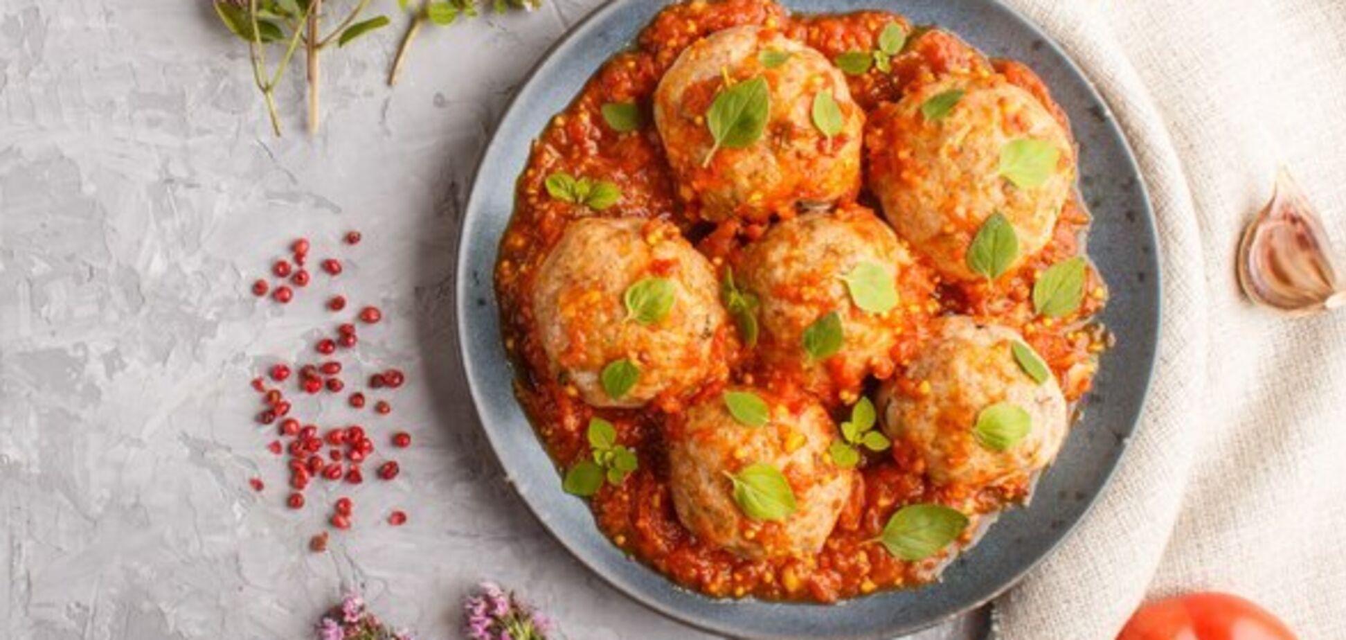 Сочные и вкусные рыбные котлеты в томатном соусе: рецепт полезного блюда