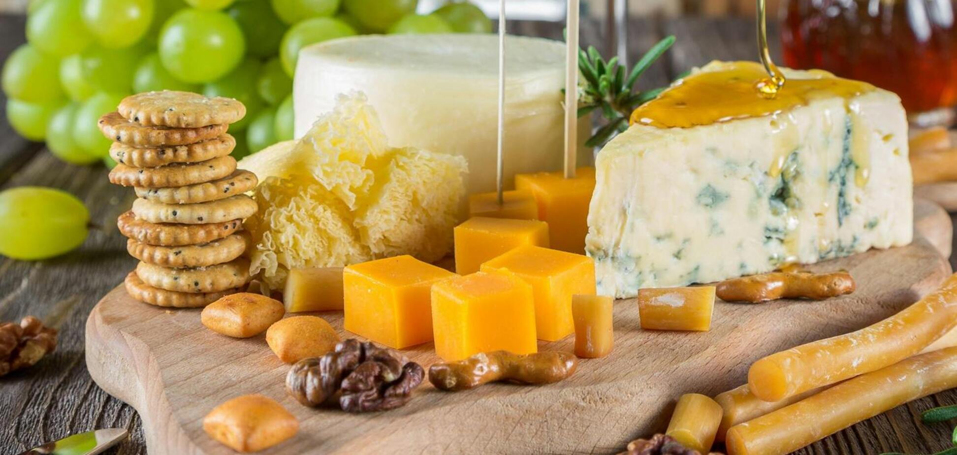 Ніколи не зберігайте так сир: експерт назвав найпоширеніші помилки