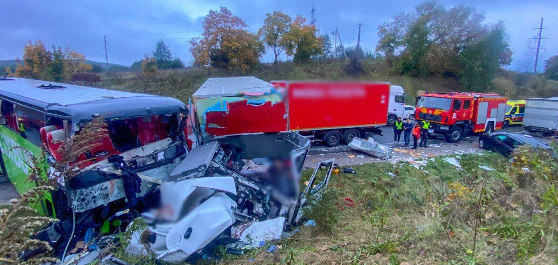 На Львівщині трапилася масштабна ДТП за участі автобуса Варшава – Одеса: троє людей загинули, більше 30 травмовано. Фото і відео
