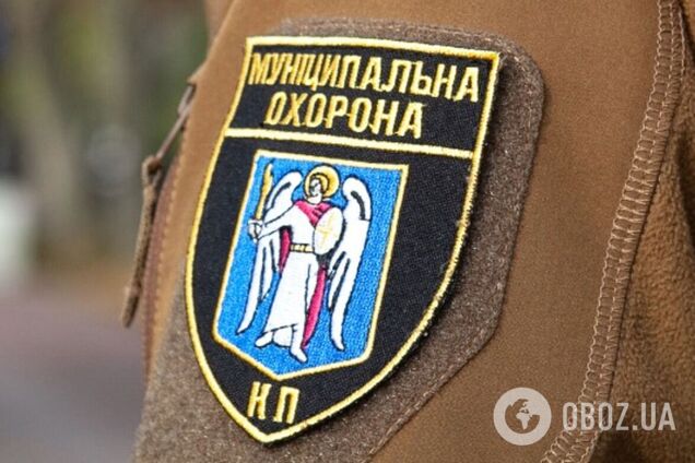 Затримали на гарячому: у Києві підліток під час комендантської години намагався вкрасти тую в парку. Фото