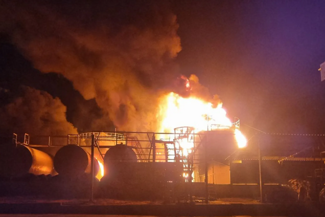 Дрон атакував нафтобазу в Ставропольському краї, після вибуху сталась пожежа: момент потрапив на відео