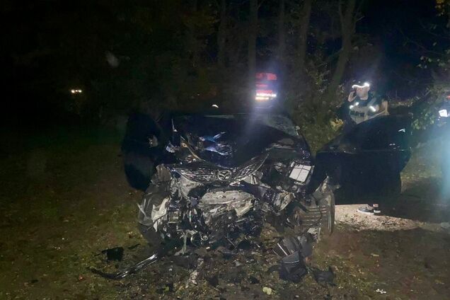 На Закарпатті п'яний водій влетів у дерево, загинув 20-річний пасажир: з'явилися деталі аварії. Фото 