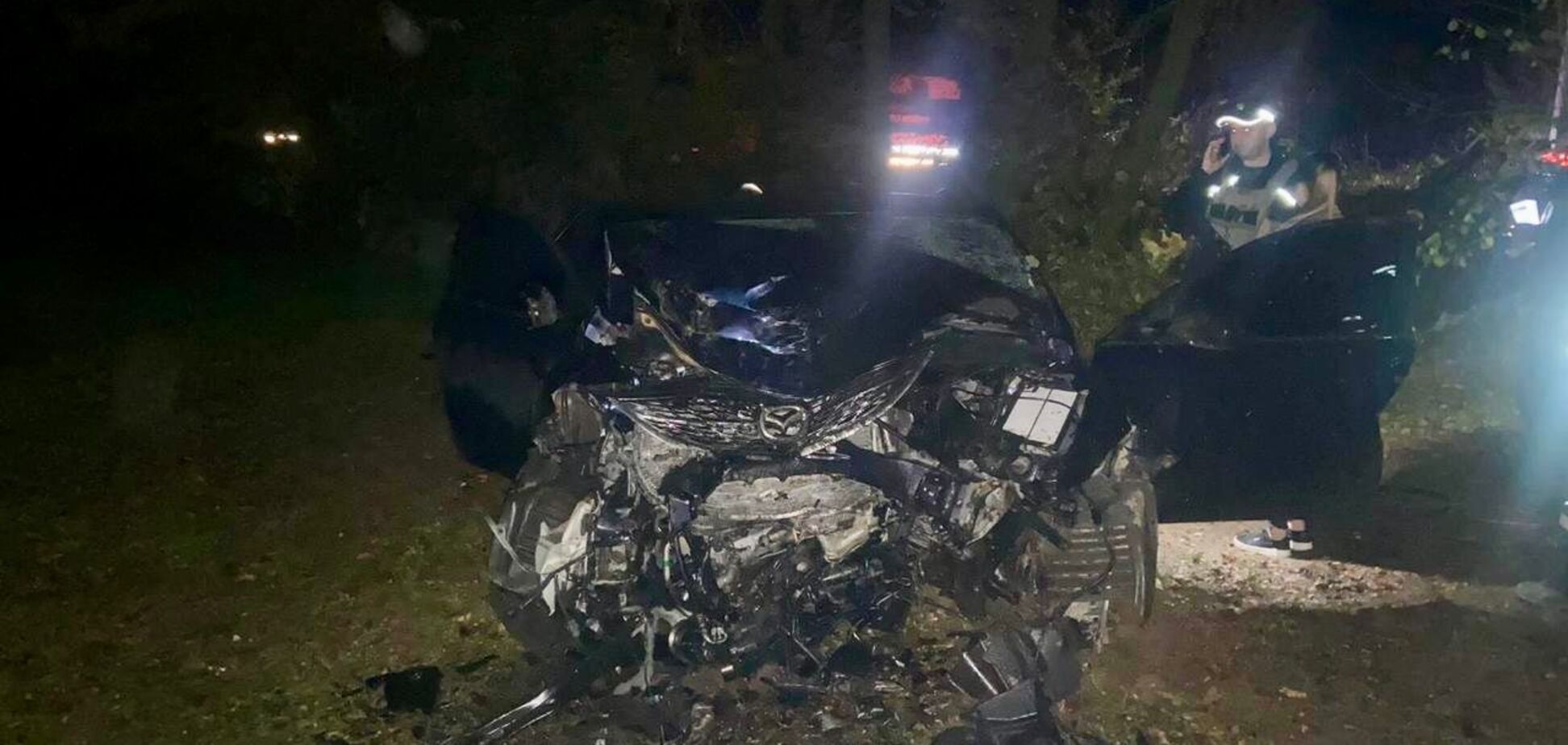 На Закарпатье пьяный водитель влетел в дерево, погиб 20-летний пассажир: появились детали аварии. Фото
