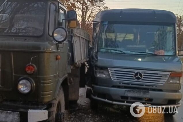 В Киевской области маршрутка протаранила припаркованный грузовик: есть погибшие. Подробности ДТП и фото