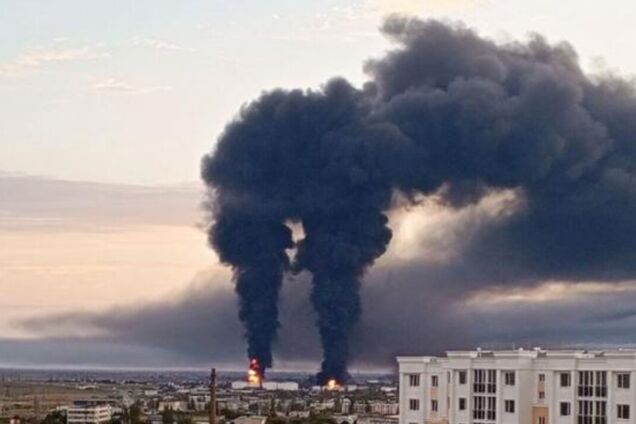 Обгорілі резервуари і піна від гасіння пожежі: у мережі показали, який вигляд має нафтобаза у Феодосії після 'бавовни'. Фото