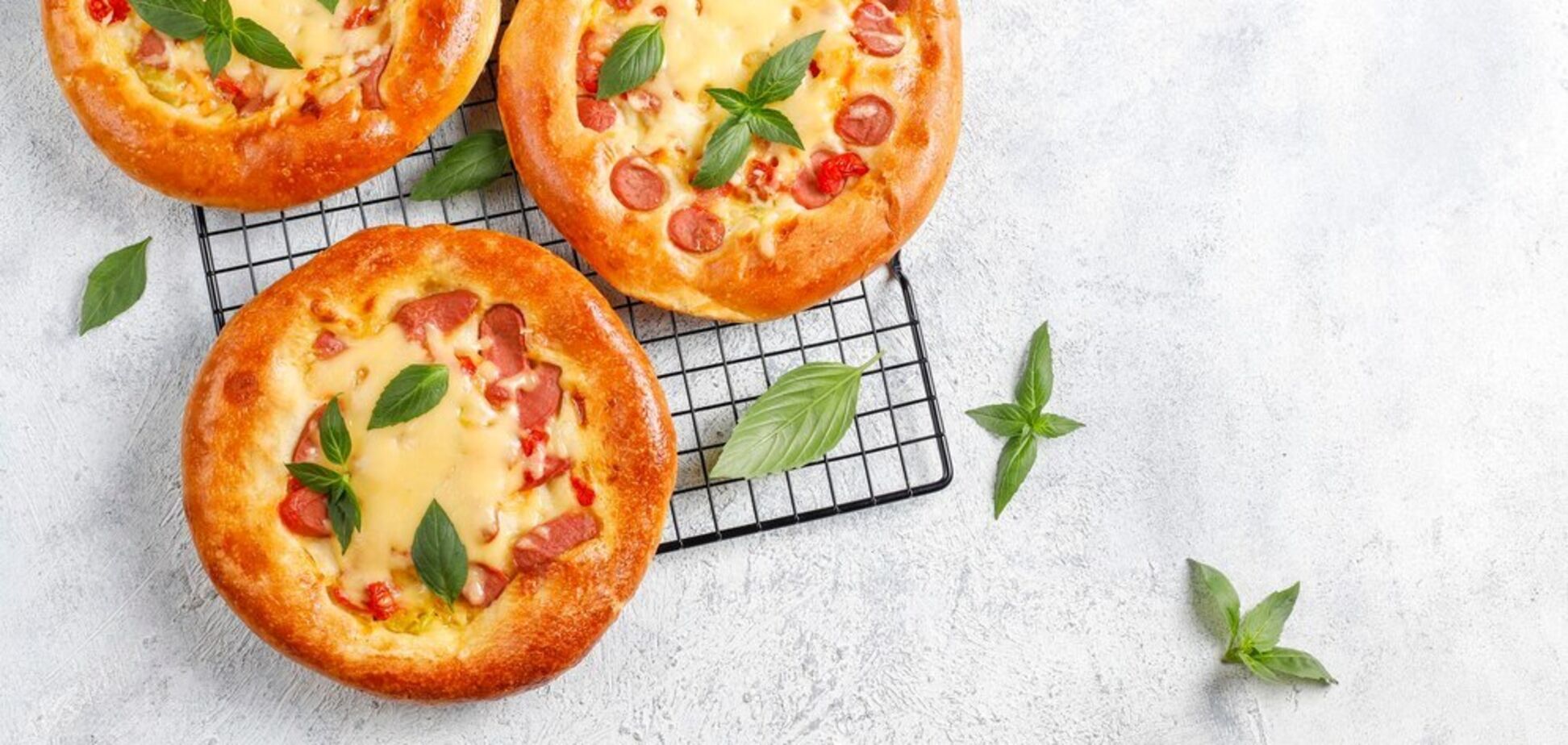 Школьные мини-пиццы, которые подойдут для перекуса: пошаговый рецепт