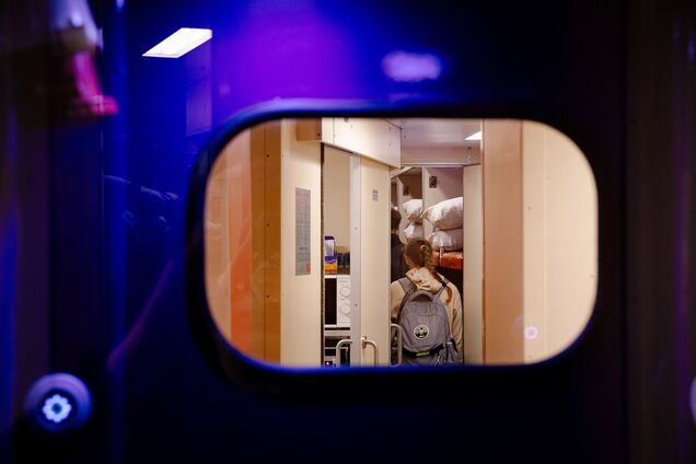 Двери вагона Укрзалізниці. Иллюстрация