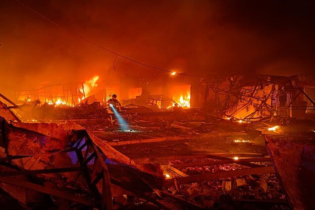 Оккупанты ударили ракетами по Николаеву, возникли пожары: погибла женщина, пострадали 23 человека. Фото и видео
