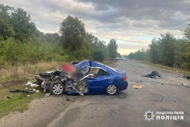 На Черкащині легковик влетів у вантажівку: загинуло двоє людей, є постраждалі. Фото