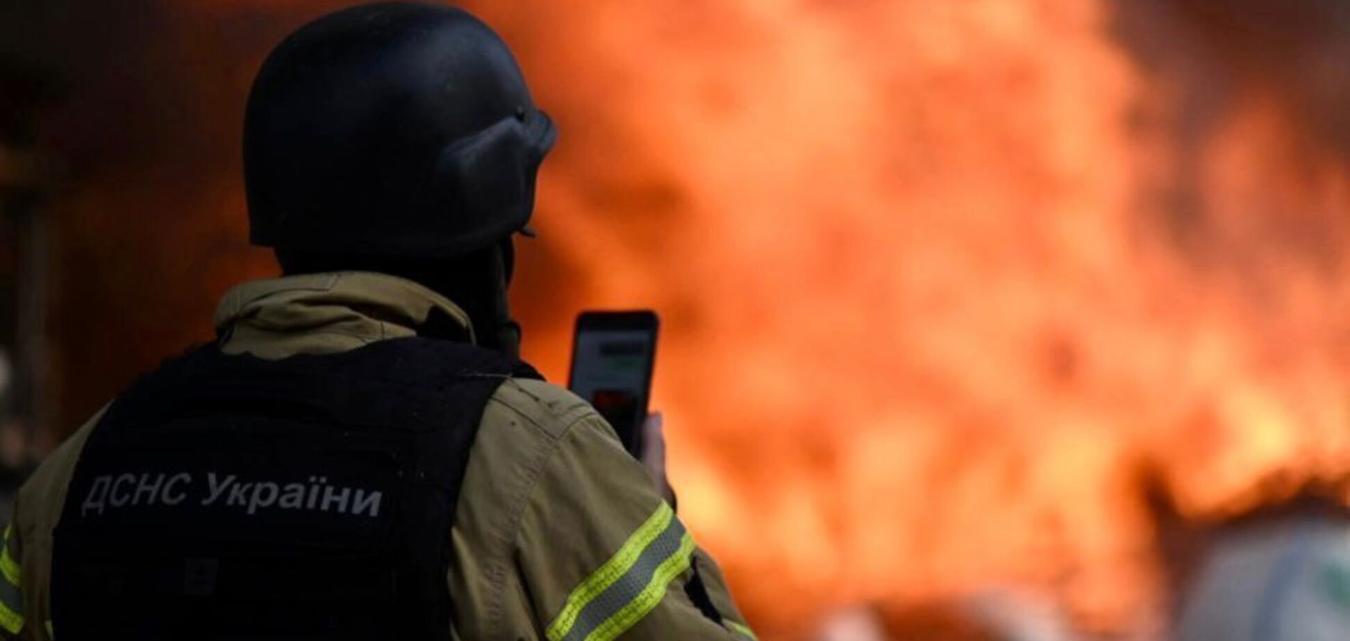 Окупанти завдали удару по промисловому об'єкту на Тернопільщині: сталася масштабна пожежа. Фото