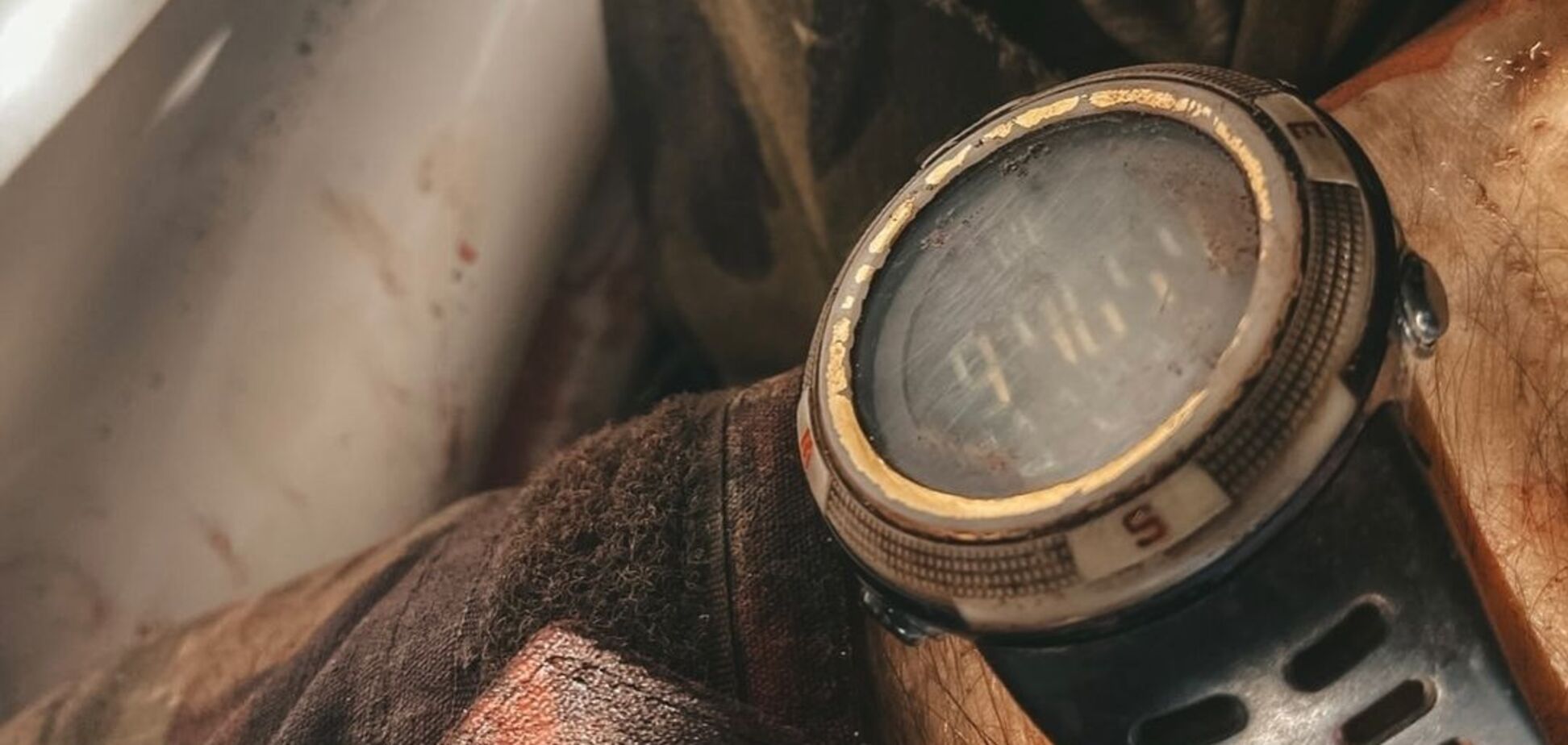 Годинник на руці воїна, який загинув на фронті