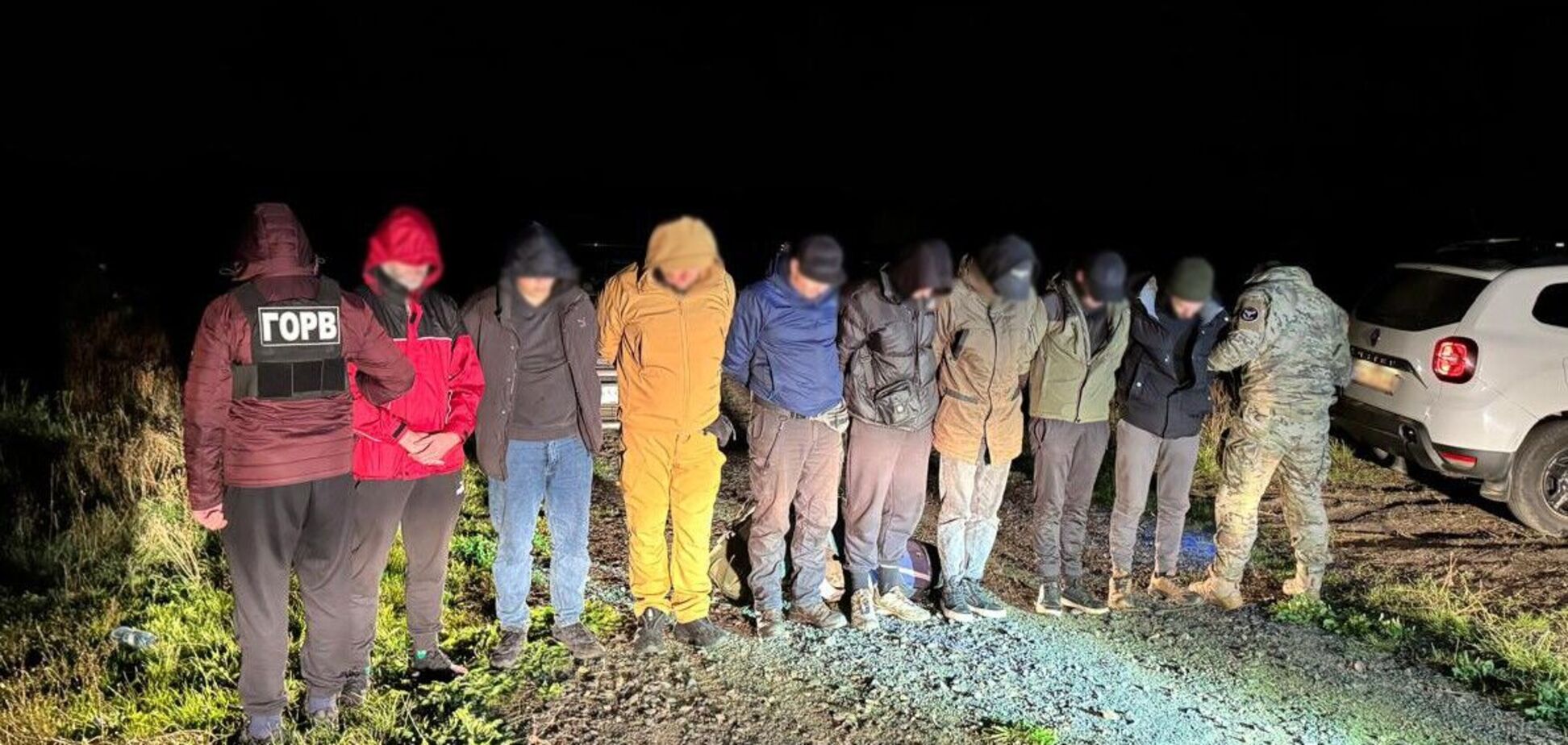 Заплатили за онлайн-вказівки 'переправникам' по $3-5 тис.: біля кордону з Молдовою зупинили дві групи чоловіків. Фото