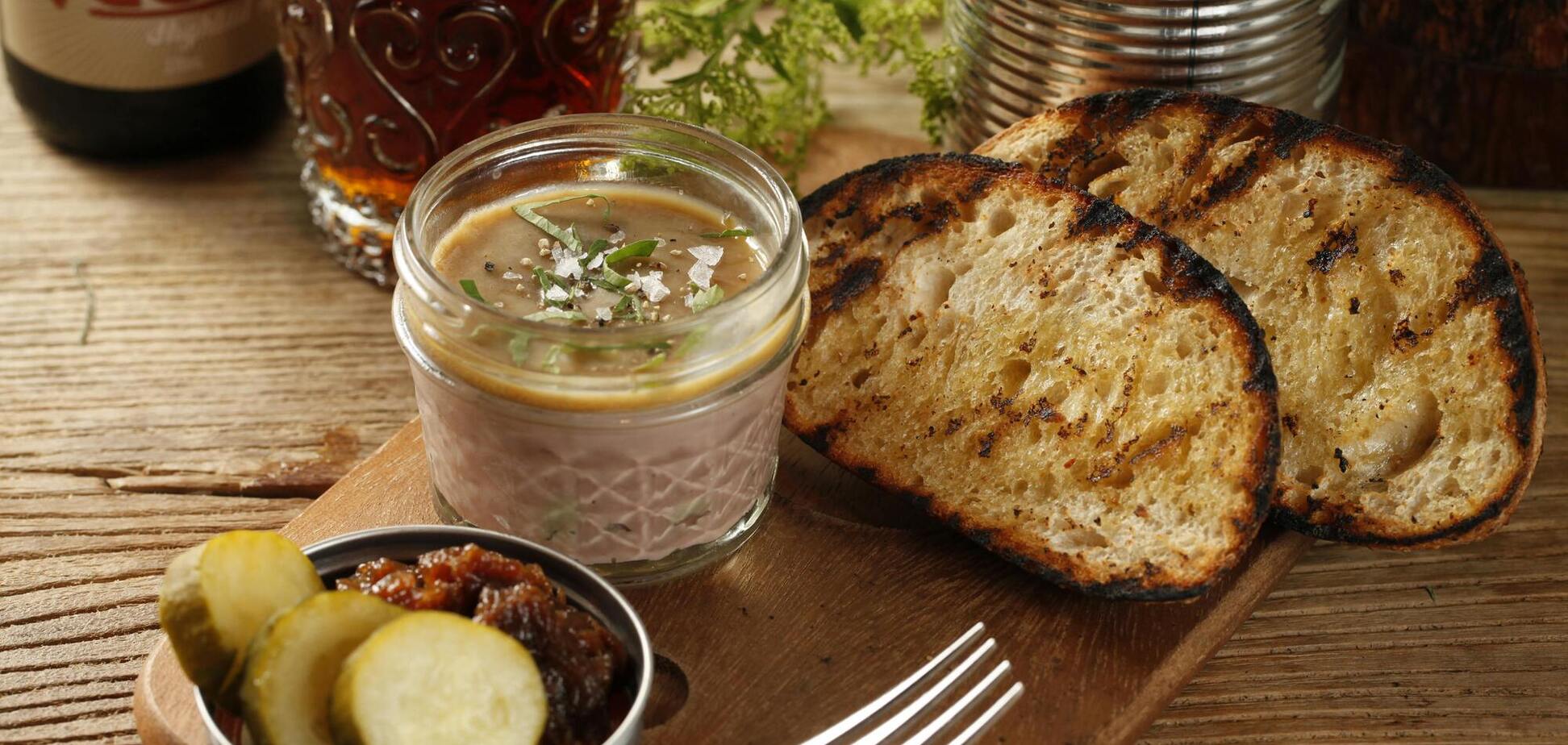 Найніжніший печінковий паштет з ягідним желе: як приготувати смачну закуску