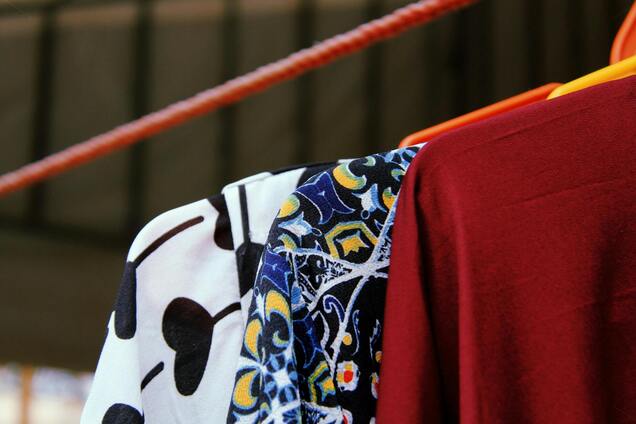 Модний бургунді пасує не всім: зіркова стилістка розповіла, які речі та макіяж додають віку