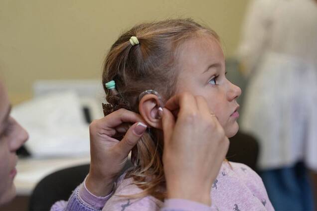 Четырехлетняя Ярослава из Сумщины получила слуховые аппараты из ИИ от Фонда Рината Ахметова