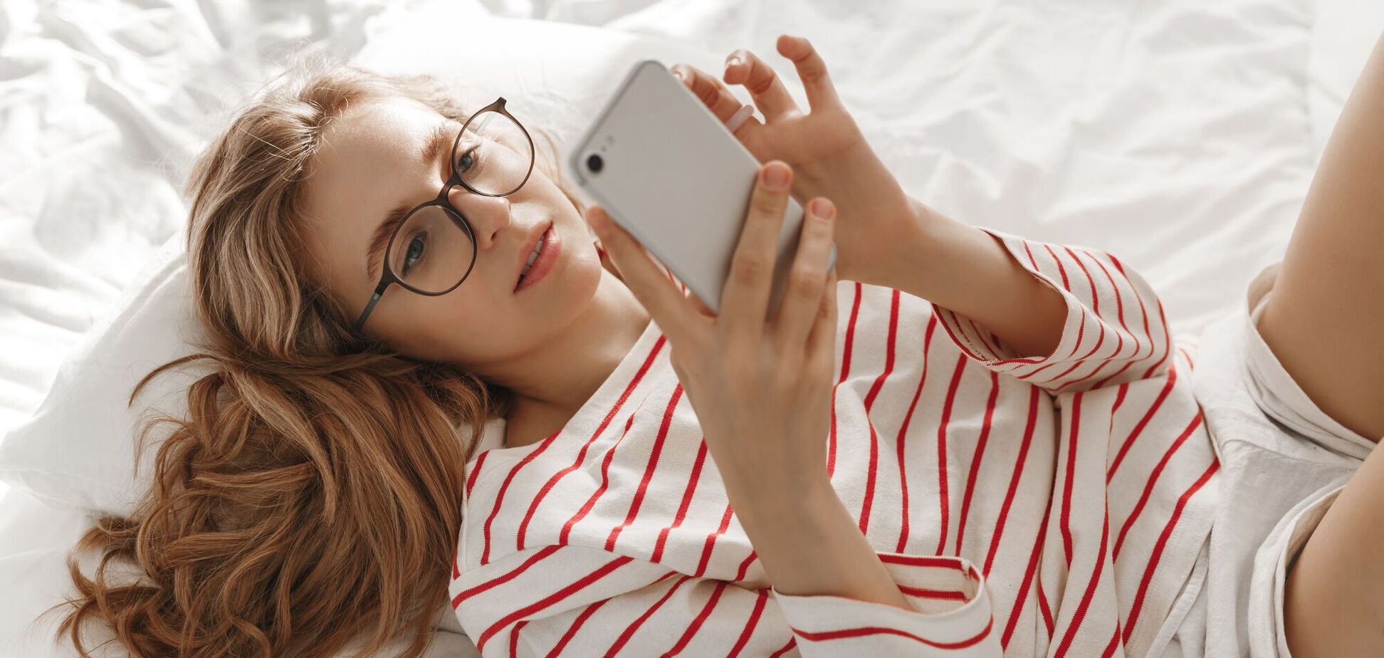 Ви берете телефон з собою у ліжко? Ніколи так не робіть! Вчені попередили про небезпеку