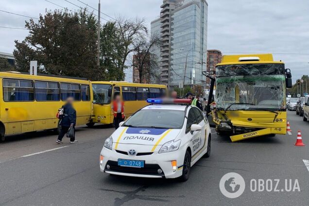 В Киеве на ВДНХ произошло ДТП с участием троллейбуса и двух маршруток. Подробности, фото и видео