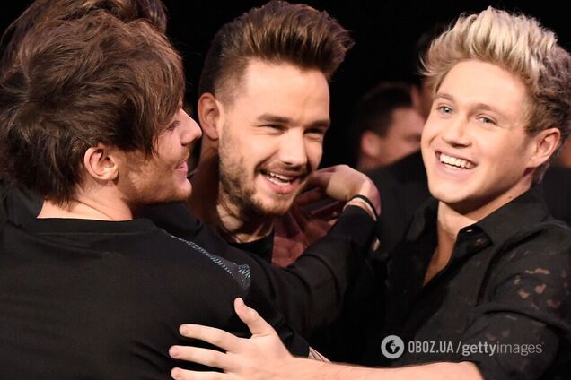 Участники One Direction отреагировали на смерть Лиама Пейна, который выпал из окна отеля: фанаты рыдают на месте трагедии. Фото