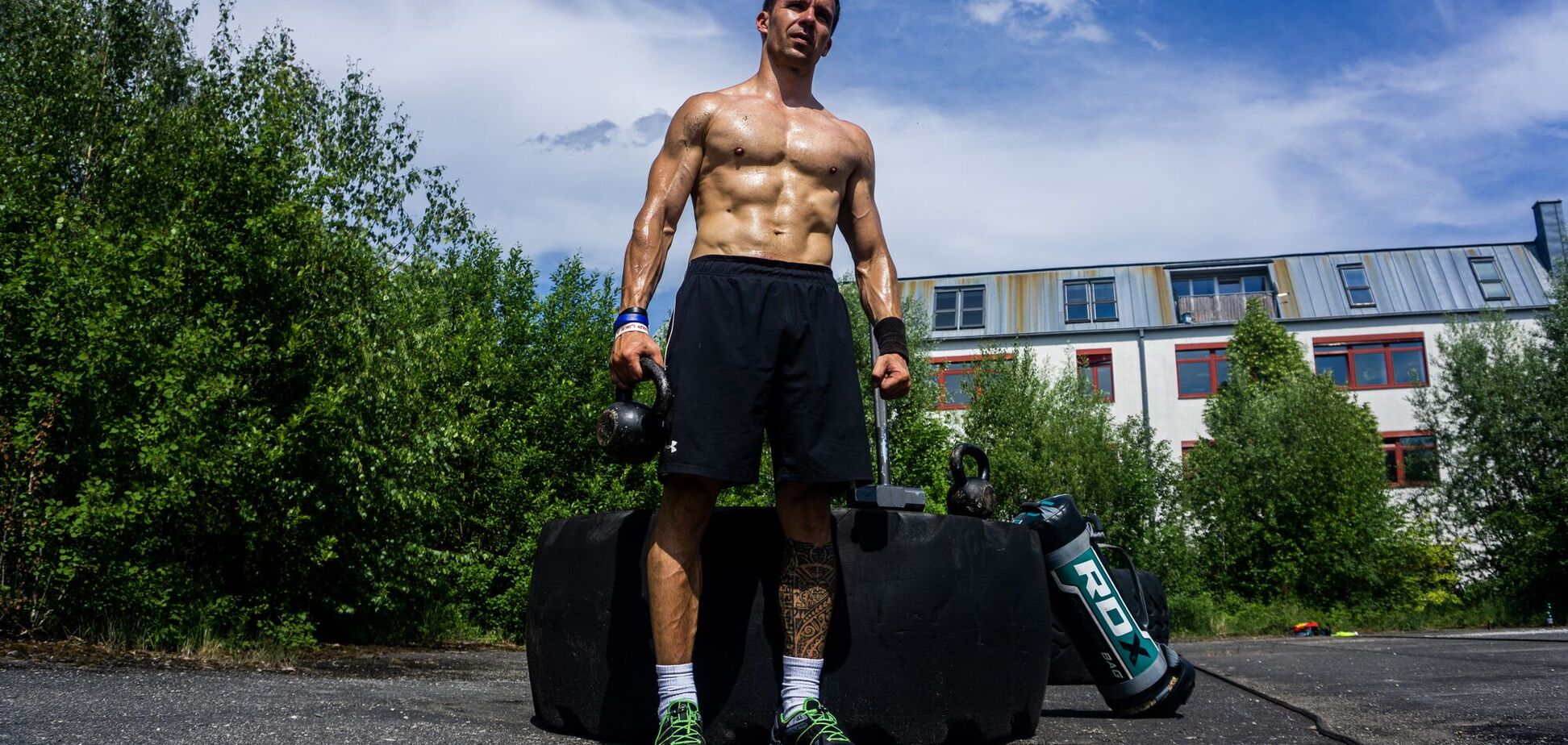 5 силових вправ для покращення фізичної форми, що оновлюють тіло. Відео