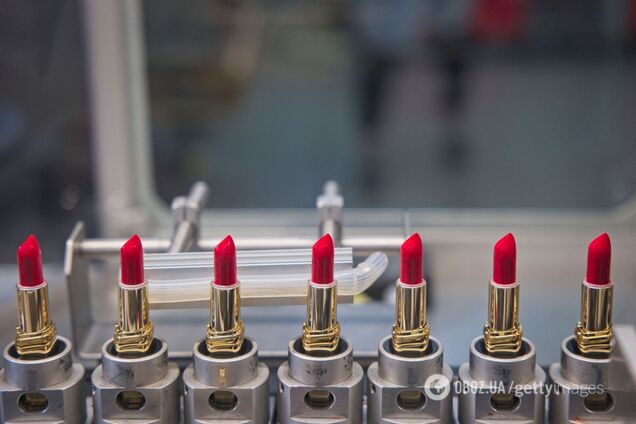 Професійні візажисти назвали найнебезпечніші звички під час макіяжу: ми всі їх маємо