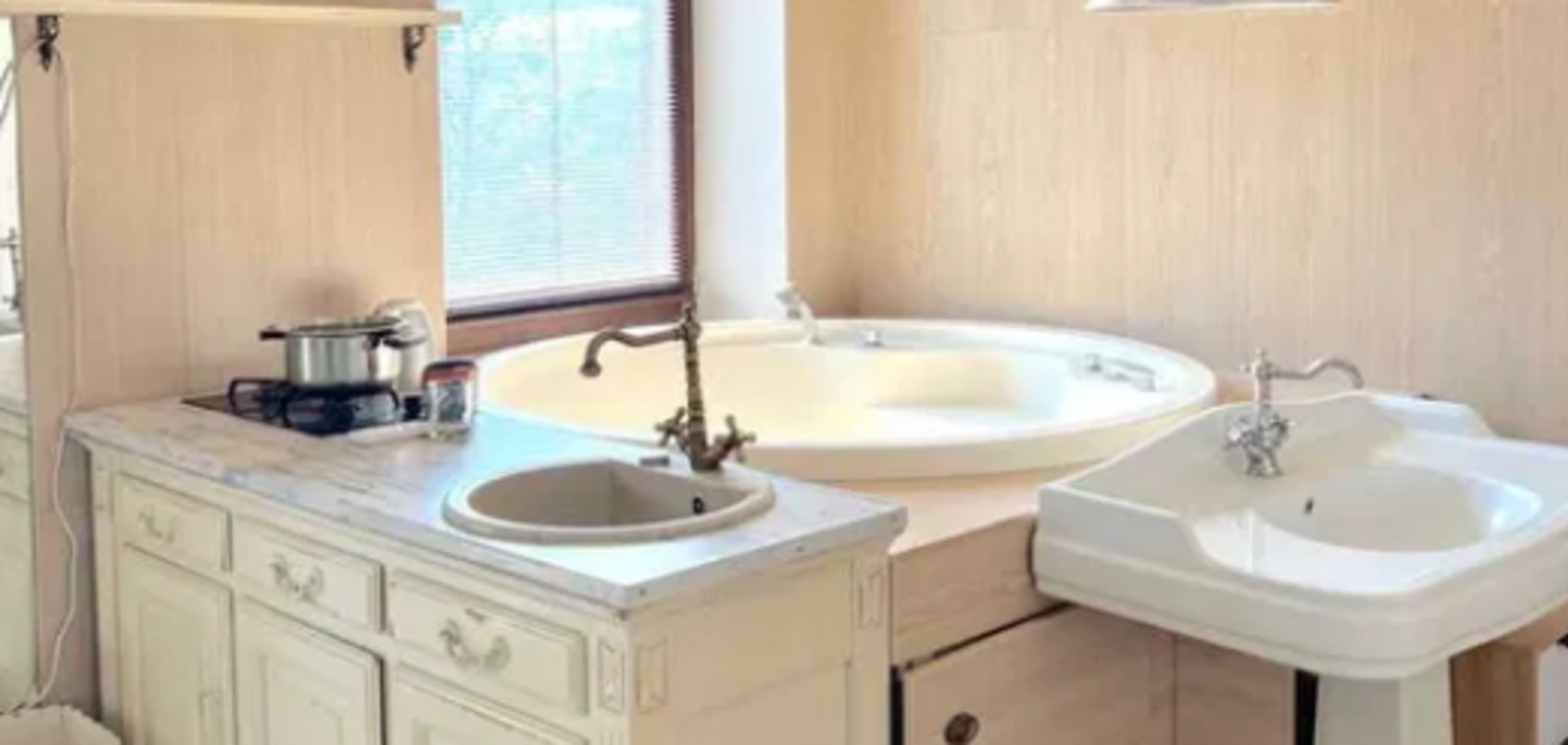 У Києві за 25 тисяч здають квартиру з 'ванною' на кухні