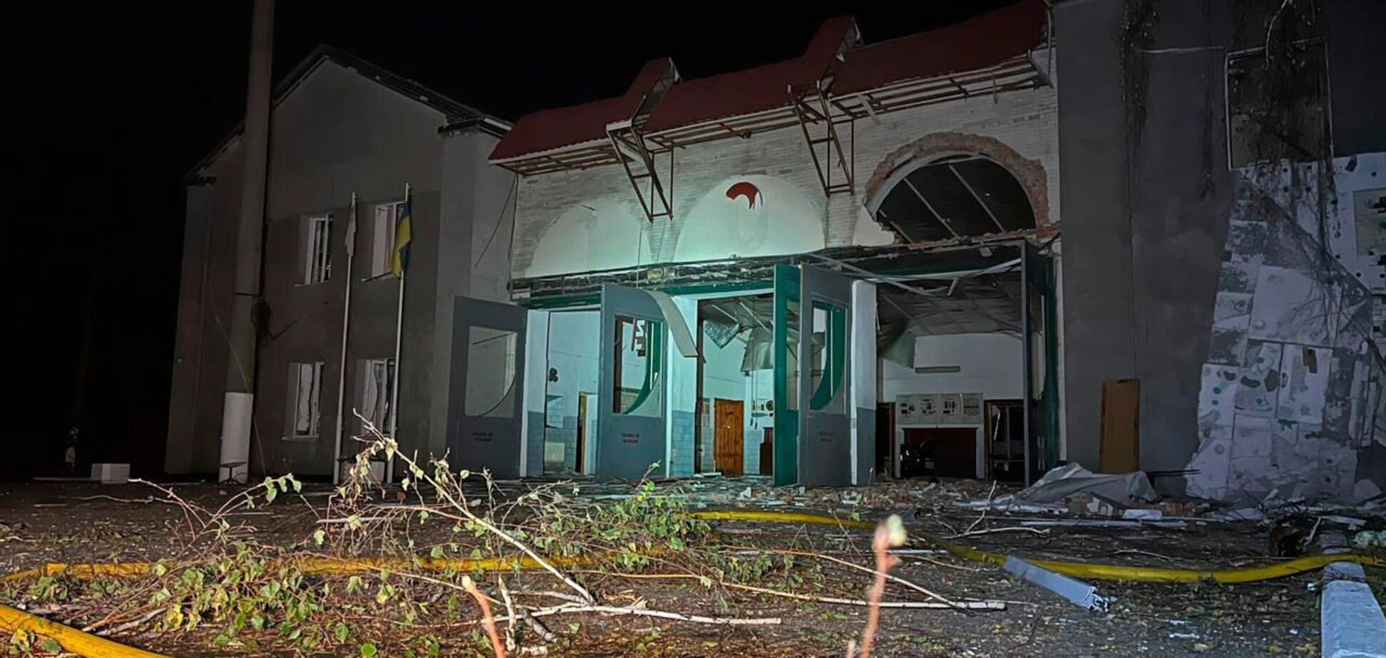 На Сумщине враг ударил по пожарной части: ранены пятеро спасателей