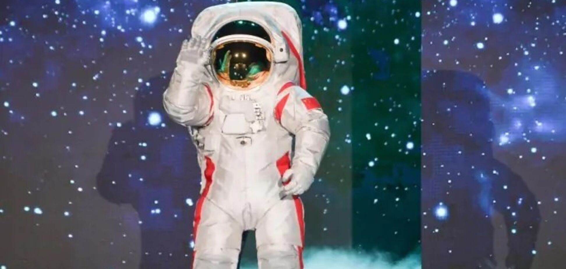 Як справжні обладунки: Китай представив скафандр для висадки на Місяць. Фото і відео