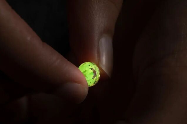 У лабораторії вперше створили кристал, який світиться у темряві. Фото