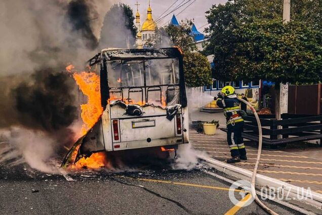 Под Киевом во время движения загорелась маршрутка. Подробности, фото и видео