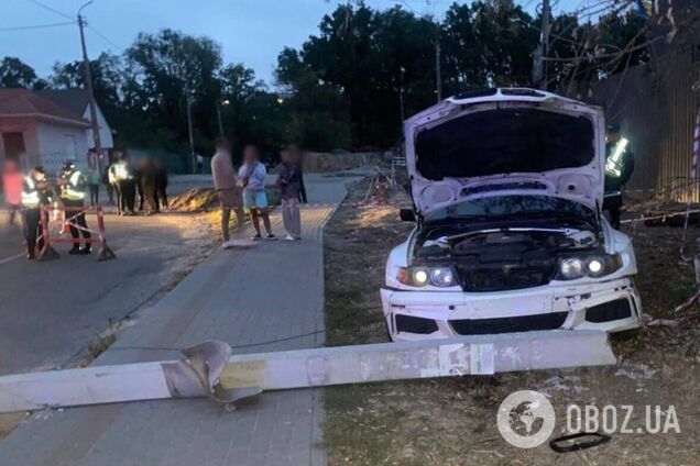 На Київщині водій BMW під наркотиками протаранив електроопору: стовп впав на пішохода. Фото