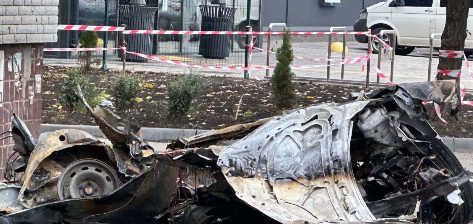 Росіяни вдарили по Кривому Рогу балістикою: 17 людей постраждали, серед них рятувальник. Фото