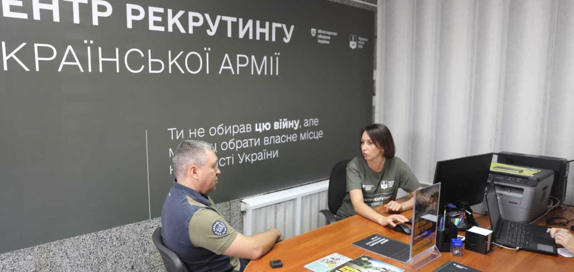 В Украине функционирует 44 центра рекрутинга: в Минобороны привели статистику их эффективности